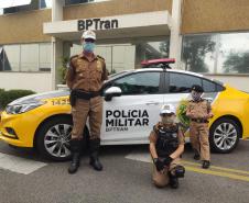 Fãs mirins do Batalhão de Trânsito da PM fazem visita e recebem presente dos policiais militares