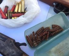 Armas e guizos de cobra Cascavel são apreendidos pela Polícia Ambiental em Alto Piquiri (PR)