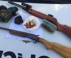 Armas e guizos de cobra Cascavel são apreendidos pela Polícia Ambiental em Alto Piquiri (PR)