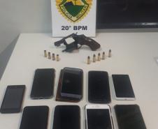 Casal suspeito de praticar diversos roubos é preso pela PM com arma de fogo e sete celulares roubados em Curitiba