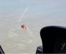Helicóptero do BPMOA presta socorro a afogado em Pontal do Paraná