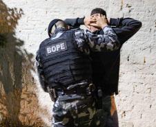 Mais de 250 pessoas são abordadas e duas acabam presas durante operação da PM em Morretes e Antonina