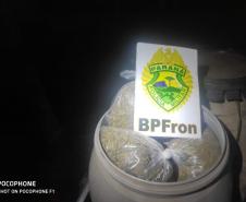 BPFron apreende quase 100 quilos de maconha e 32,5 mil pacotes de cigarros contrabandeados no Paraná