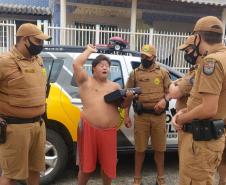 Policiais militares de Pontal do Paraná atendem ocorrência e firmam amizade com admirador da PM