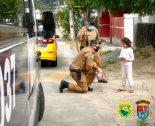 Batalhão da PM de Pinhais, na RMC, doa mais de mil kits de chocolates para crianças carentes