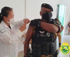 Policiais e bombeiros militares começam a ser vacinados contra a Covid-19 em todo o estado
