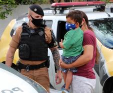 Polícia Militar faz surpresa e entrega fardinha para menino fã da Corporação em Pinhais, na RMC