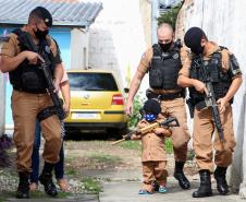 Polícia Militar faz surpresa e entrega fardinha para menino fã da Corporação em Pinhais, na RMC