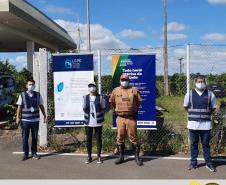 Ação da Polícia rodoviária e SEST/SENAT distribui kits de informação e proteção contra a COVID-19 em Santo Antônio da Platina (PR)