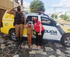 Policiais do BPTran visitam menino com Transtornos do Espectro Autista (TEA) em Curitiba
