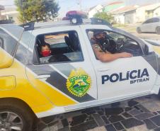 Policiais do BPTran visitam menino com Transtornos do Espectro Autista (TEA) em Curitiba