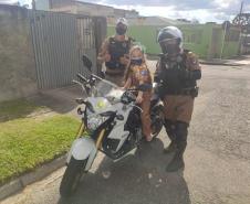 Policiais do BPTran visita fã da PM que faz tratamento contra leucemia e a presenteiam com fardinha em Curitiba (PR)