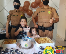 Policiais militares do Noroeste fazem surpresa de aniversário para fã da PM em Cianorte (PR)