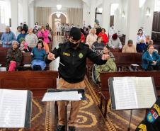 Apresentação da Banda de Música da PM em asilo muda rotina de idosos na Capital