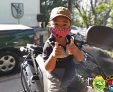 Menino de três anos fã da PM visita sede do batalhão de Pato Branco, no Sudoeste do Paraná
