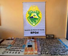 Cinco pessoas são presas pelo BPGd por envolvimento com o tráfico de drogas em Piraquara e mais de 690 porções de drogas são apreendidas