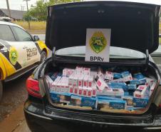 Denúncia anônima auxilia PM a apreender carro carregado com 500 pacotes de cigarros contrabandeados, em Assis Chateaubriand