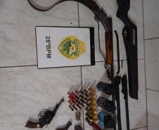 Armas e munições são apreendidas pela PM durante cumprimento de mandado de prisão e carro é recuperado na região da Lapa (PR)