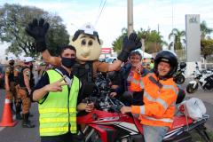 No Dia do Motociclista, BPTran faz blitz educativa e distribui antena corta fio pra evitar acidentes com linha de cerol