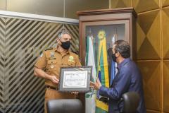 Comandante-Geral da PM recebe certificado da Câmara Municipal de Curitiba pelos 166 anos da Polícia Militar