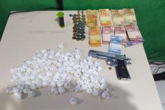 BPGd aborda ponto de tráfico e apreende mais de 1,7 mil buchas de cocaína em Piraquara, na RMC