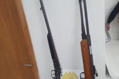 Em Ponta Grossa (PR), PM apreende três armas de fogo e 120 gramas de maconha em situações distintas
