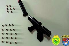 Pistola e carro furtado são apreendidos pela PM em Tapira e Rancho Alegre do Oeste