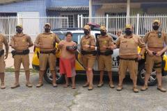 Policiais militares de Pontal do Paraná atendem ocorrência e firmam amizade com admirador da PM