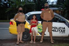 Menina de 10 anos recebe visita de policiais militares em seu aniversário, em Antonina 
