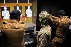 Policiais militares passam por instrução de tiro em caminhão de treinamento com simulador