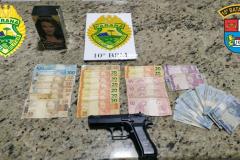 Momentos após roubo, PM encaminha suspeitos e apreende dinheiro e simulacro de arma de fogo em Apucarana, no Norte do estado