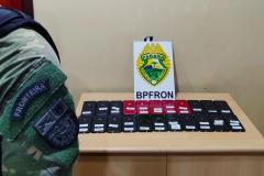 Passageiro com 22 celulares contrabandeados escondidos no corpo é abordado pelo BPFron em Cascavel (PR)