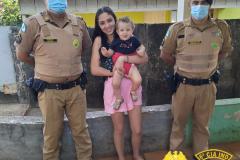 Policiais militares visitam família de criança engasgada salva pela equipe em Ivaiporã (PR)