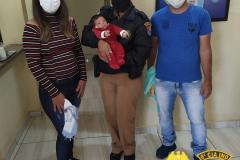 Família visita sede da PM de Ivaiporã (PR) para agradecer apoio no salvamento de recém-nascido