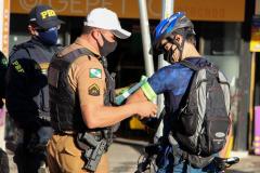 Ciclistas de Curitiba são abordados em blitz educativa da campanha Maio Amarelo