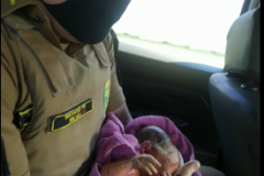 Policiais militares desengasgam nascituro que ainda estava com cordão umbilical em Guarapuava (PR)