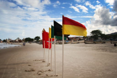 Bombeiros pedem atenção às bandeiras de orientação para evitar afogamentos nas praias e rios
