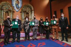 Comandante-Geral da PM recebe comenda Ordem da Luz dos Pinhais durante cerimônia em Curitiba
