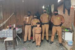 No Litoral do estado, policiais militares participam de festa de aniversário e entregam fardinha para fã da PM