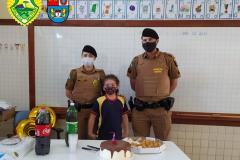 Pequena fã da PM recebe visita de policiais em seu aniversário, no município de São João, no Sudoeste do estado