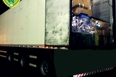 PM apreende caminhão carregado com 1,2 mil caixas de cigarros contrabandeados no Noroeste do estado