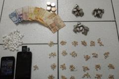 Pedras de crack, cocaína, maconha e dinheiro são apreendidos pela Polícia Militar durante situações distintas em Guaratuba

