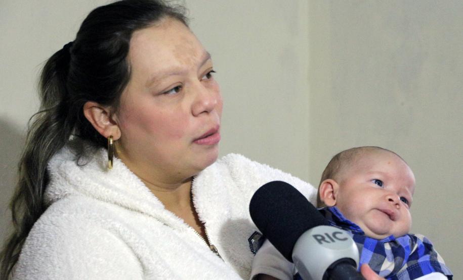 Policial Militar que salvou bebê de 39 dias visita família em Colombo, na RMC