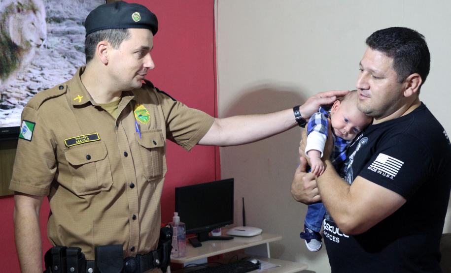 Policial Militar que salvou bebê de 39 dias visita família em Colombo, na RMC