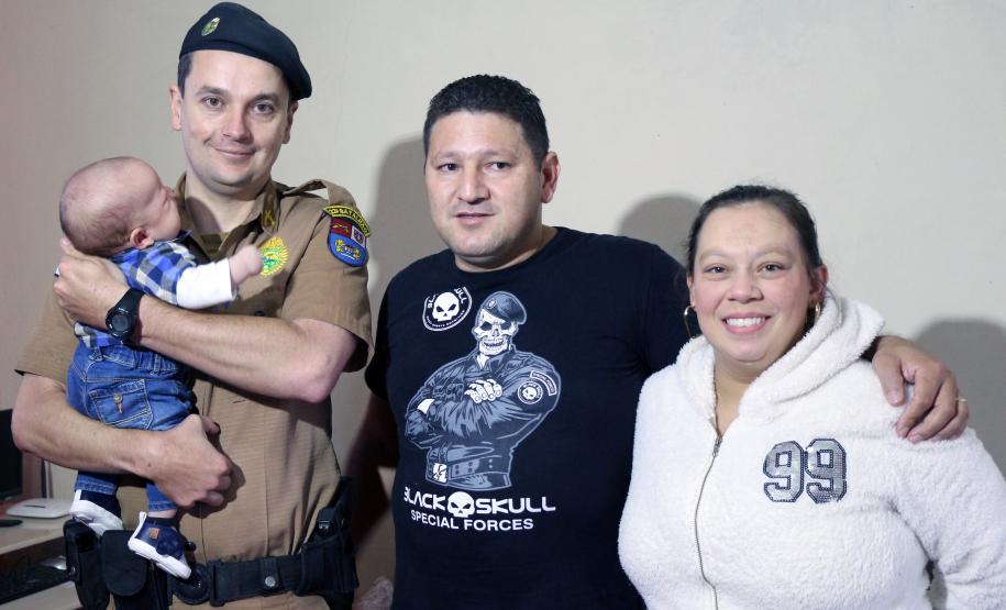 Policial Militar que salvou bebê de 39 dias visita família em Colombo, na RMC