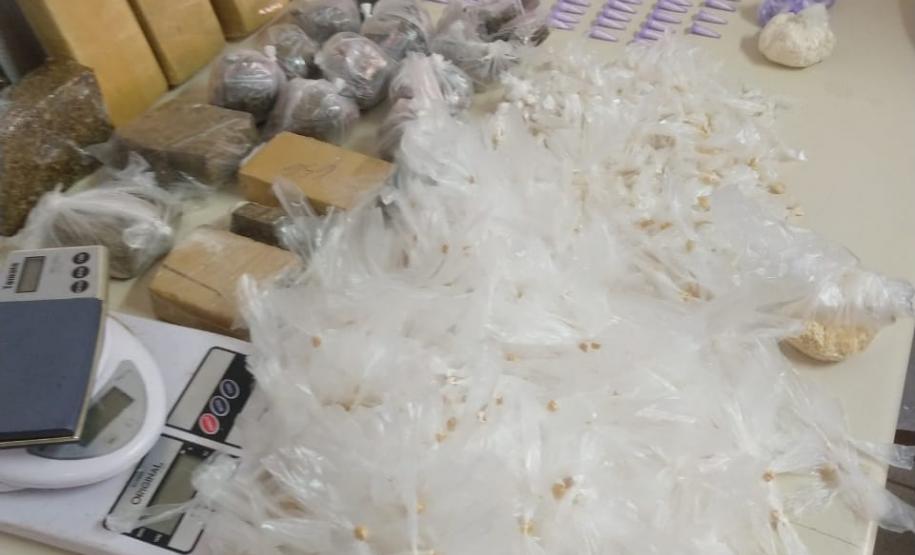 PM apreende mais de 600 porções de cocaína e crack após acompanhamento em Colombo, na RMC