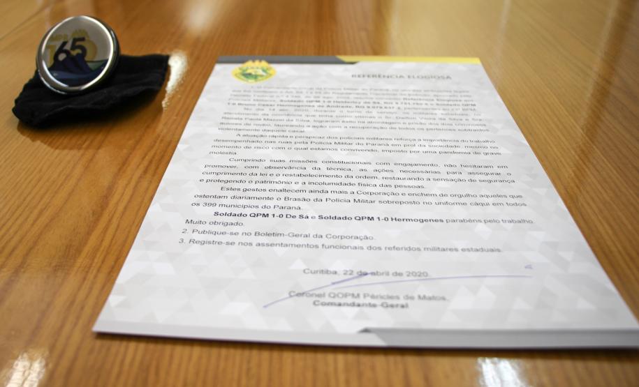 Vítimas de roubo fazem homenagem em reconhecimento a policiais militares que atenderam ocorrência e recuperaram pertences em Curitiba