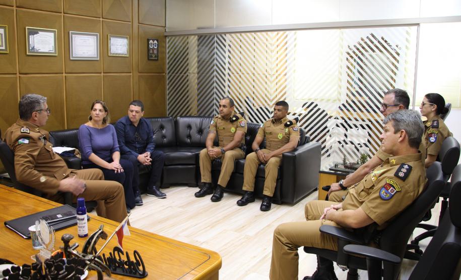 Vítimas de roubo fazem homenagem em reconhecimento a policiais militares que atenderam ocorrência e recuperaram pertences em Curitiba