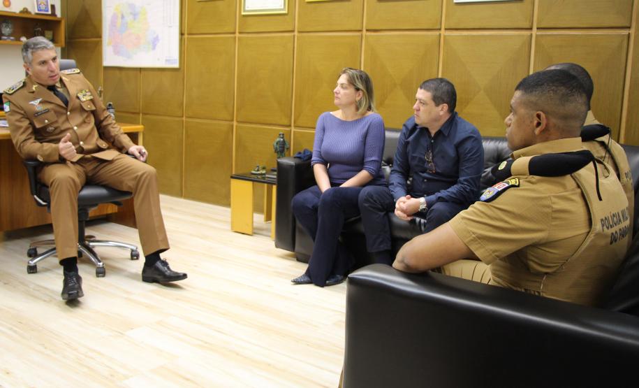 Vítimas de roubo fazem homenagem em reconhecimento a policiais militares que atenderam ocorrência e recuperaram pertences em Curitiba