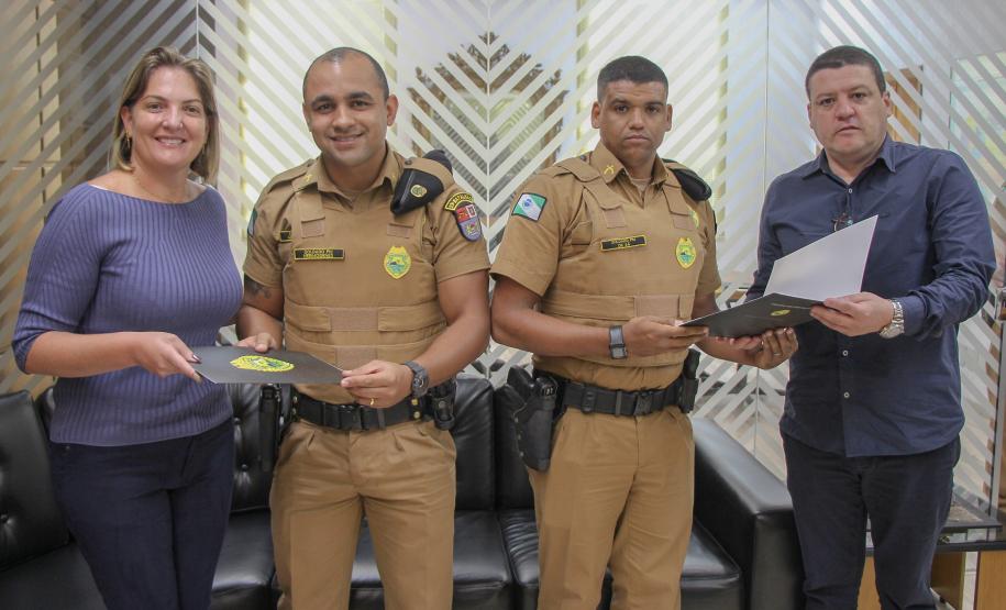 Vítimas de roubo fazem homenagem em reconhecimento a policiais militares que atenderam ocorrência e recuperaram pertences em Curitiba